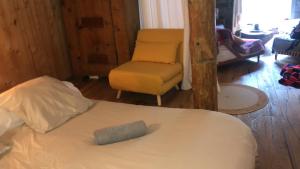 Łóżko lub łóżka w pokoju w obiekcie Mon Roc - Maison de montagne atypique avec vue