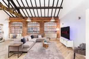 a living room with a couch and a fireplace at High End Luxury Townhouse in JQ, 4 Bedrooms, Flat screen TV in all rooms, Free Parking, Near Birmingham City Centre DEPOSIT REQUIRED in Birmingham