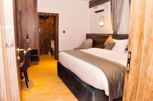 Ένα ή περισσότερα κρεβάτια σε δωμάτιο στο Jukky Hotel Abuja