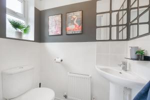Vannituba majutusasutuses Aylesbury 3BR Home, Sleeps 5,Luxury for couples & Contractors Homely Stay +25 fotot