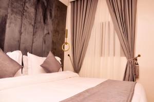 Ένα ή περισσότερα κρεβάτια σε δωμάτιο στο Jukky Hotel Abuja