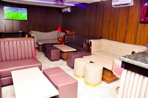 Χώρος καθιστικού στο Jukky Hotel Abuja
