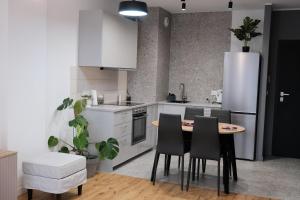 Kuchnia lub aneks kuchenny w obiekcie Apartments Space and More, Dmowskiego - 20 minut do RYNKU, Self Check-In 24H, Parking