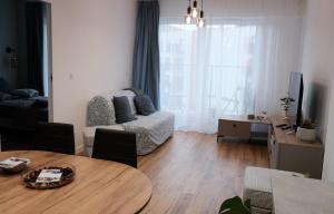 salon ze stołem i kanapą w obiekcie Apartments Space and More, Dmowskiego - 20 minut do RYNKU, Self Check-In 24H, Parking we Wrocławiu