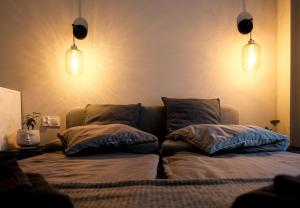 Łóżko lub łóżka w pokoju w obiekcie Apartments Space and More, Dmowskiego - 20 minut do RYNKU, Self Check-In 24H, Parking