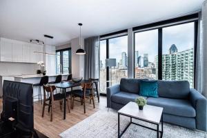 モントリオールにあるLuxurious apartment great view Montreal Canadaの青いソファとキッチンのあるリビングルーム