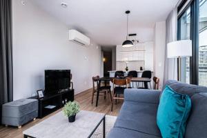 モントリオールにあるLuxurious apartment great view Montreal Canadaのソファとテーブルのあるリビングルーム
