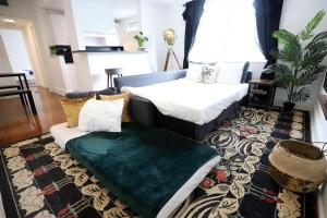 - un salon avec 2 lits et un tapis dans l'établissement South Beach Free Parking Family & Pet Friendly Walk to Beach & Bay, à Miami Beach