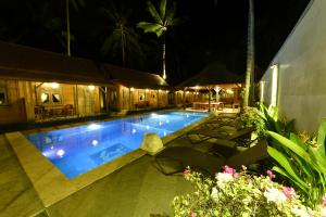 Bazén v ubytování Benthos Bali Dive Resort nebo v jeho okolí