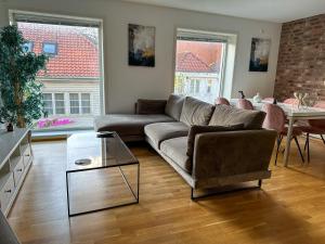 a living room with a couch and a table at Hjertet av Stavanger in Stavanger