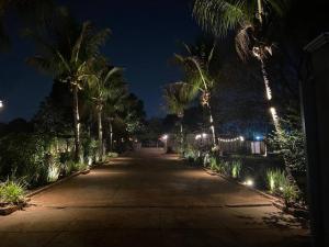 Κήπος έξω από το Bangalô com piscina e privacidade a 6 km do centro