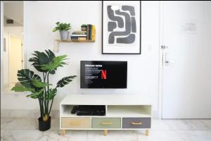 TV a/nebo společenská místnost v ubytování South Beach 2 Bedroom Family & Pet Friendly Apartment with Balcony & Free Parking