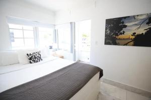 Postel nebo postele na pokoji v ubytování South Beach 2 Bedroom Family & Pet Friendly Apartment with Balcony & Free Parking