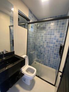 Bilik mandi di Pipa Premium Flat - com piscina privativa e estacionamento