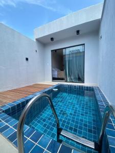 Kolam renang di atau dekat dengan Pipa Premium Flat - com piscina privativa e estacionamento