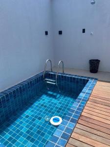 Kolam renang di atau dekat dengan Pipa Premium Flat - com piscina privativa e estacionamento +1 gambar