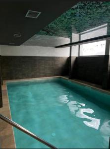 una gran piscina en una habitación con techo en Casa mia, en Zlatibor