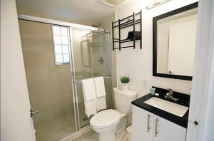 Koupelna v ubytování South Beach 2 Bedroom Family & Pet Friendly Apartment with Balcony & Free Parking + 29 fotografií