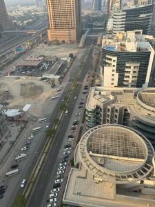 Pemandangan umum bagi Dubai atau pemandangan bandar yang diambil dari hotel kapsul