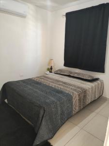 San AntonioにあるApartamento Cadereytaのベッドルーム1室(ベッド1台、黒毛布付)