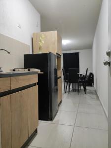 San AntonioにあるApartamento Cadereytaの黒い冷蔵庫とテーブルのあるキッチン