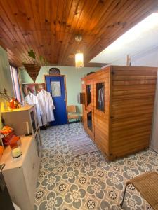 Η κουζίνα ή μικρή κουζίνα στο Dans la loge de Marguerite Studio avec Sauna