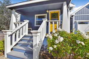 una casa blu con una porta e delle scale gialle di Cottage Petite a Napa