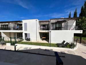 una gran casa blanca con una valla delante en Vie Ventoux A6, en Malaucène