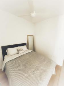Ένα ή περισσότερα κρεβάτια σε δωμάτιο στο Elegant Luxury 1 Bedroom studio in Downtown LA