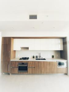 Η κουζίνα ή μικρή κουζίνα στο Elegant Luxury 1 Bedroom studio in Downtown LA