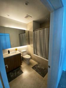 Ένα μπάνιο στο Elegant Luxury 1 Bedroom studio in Downtown LA