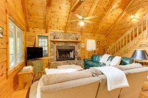 Morgantonにある5 Mi to Blue Ridge Lake Cabin with Fire Pit!のソファと暖炉のあるリビングルーム