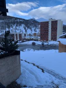 ヴァールにあるla chouette a varsの建物のある街の雪屋根付き駐車場