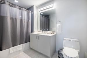 Ένα μπάνιο στο Luxury Apt Near Downtown