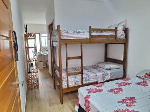 Ένα ή περισσότερα κρεβάτια σε δωμάτιο στο Residencial Caetano, Micro Casa com churrasqueira privativa e piscina do condomínio, infantil, adulto e hidromassagem +34 φωτογραφίες