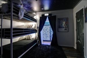 Postel nebo postele na pokoji v ubytování The Space Place Family-Friendly Cosmic-Themed Getaway Near Attractions in Broken Arrow, Oklahoma