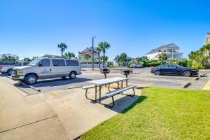 默特尔比奇Private Beach and Pool Access Murrells Inlet Condo!的相册照片