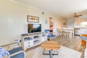 Private Beach and Pool Access Murrells Inlet Condo!的厨房或小厨房