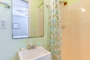 Private Beach and Pool Access Murrells Inlet Condo!的一间浴室