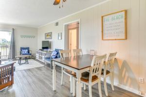 Private Beach and Pool Access Murrells Inlet Condo!的休息区
