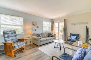 Private Beach and Pool Access Murrells Inlet Condo!的休息区