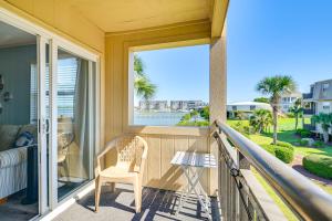 Private Beach and Pool Access Murrells Inlet Condo!的阳台或露台