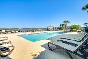 Private Beach and Pool Access Murrells Inlet Condo!内部或周边的泳池