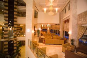hol hotelu z kanapami i krzesłami w obiekcie Alaiye Resort & Spa Hotel - Ultra All Inclusive w Avsallarze