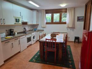 Η κουζίνα ή μικρή κουζίνα στο Apartamentos la Higar