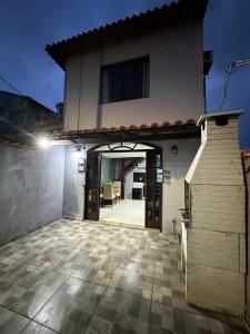 Casa con puerta abierta y patio en Amós Beach House, en Arraial do Cabo