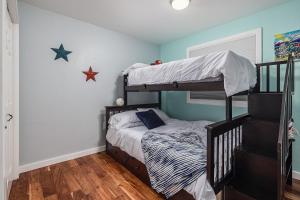 Giường trong phòng chung tại Cozy City Stay, 3bdrm near Airport