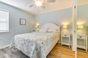 Private Beach and Pool Access Murrells Inlet Condo!客房内的一张或多张床位