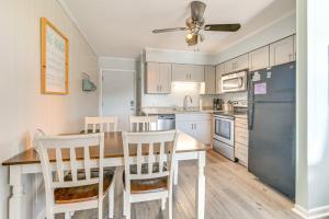 Private Beach and Pool Access Murrells Inlet Condo!的厨房或小厨房
