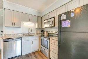 Private Beach and Pool Access Murrells Inlet Condo!的厨房或小厨房